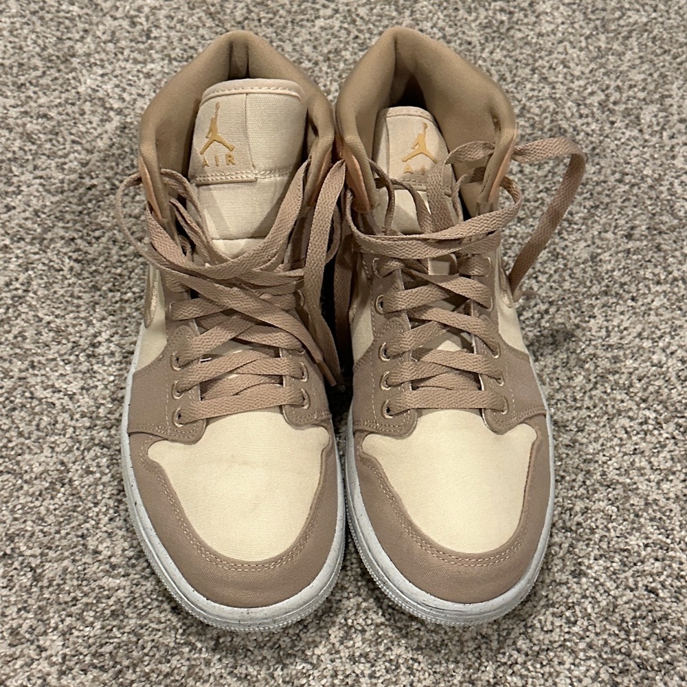 Womens Air Jordan 1 mid SE Mint Condition.